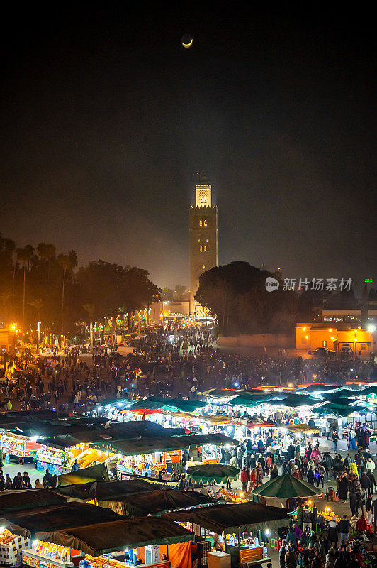 晚上，摩洛哥马拉喀什Djemaa El Fna广场和Koutoubia清真寺